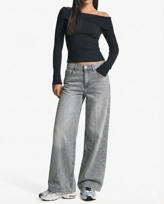 Frontansicht eines Models in grauer Extra Wide-Leg Jeans kombiniert mit schwarzem Off-Shoulder Oberteil.