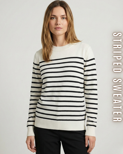 Frontansicht eines Models in einem cremeweißen Pullover mit schwarzen Streifen.