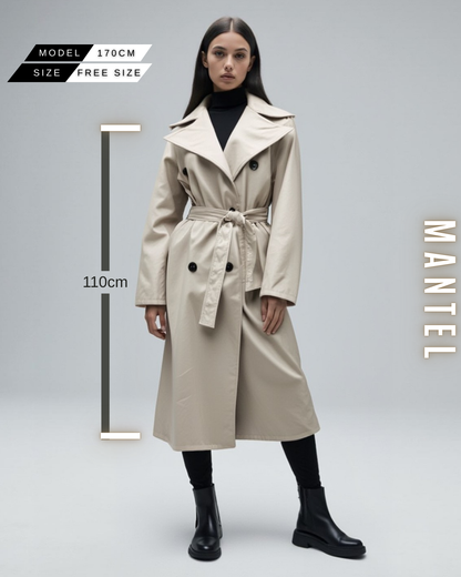 Eine Frau trägt einen langen, hellbeigen Trenchcoat aus Kunstleder mit Gürtel und Schwarze Knöpfen (Länge 110 cm).