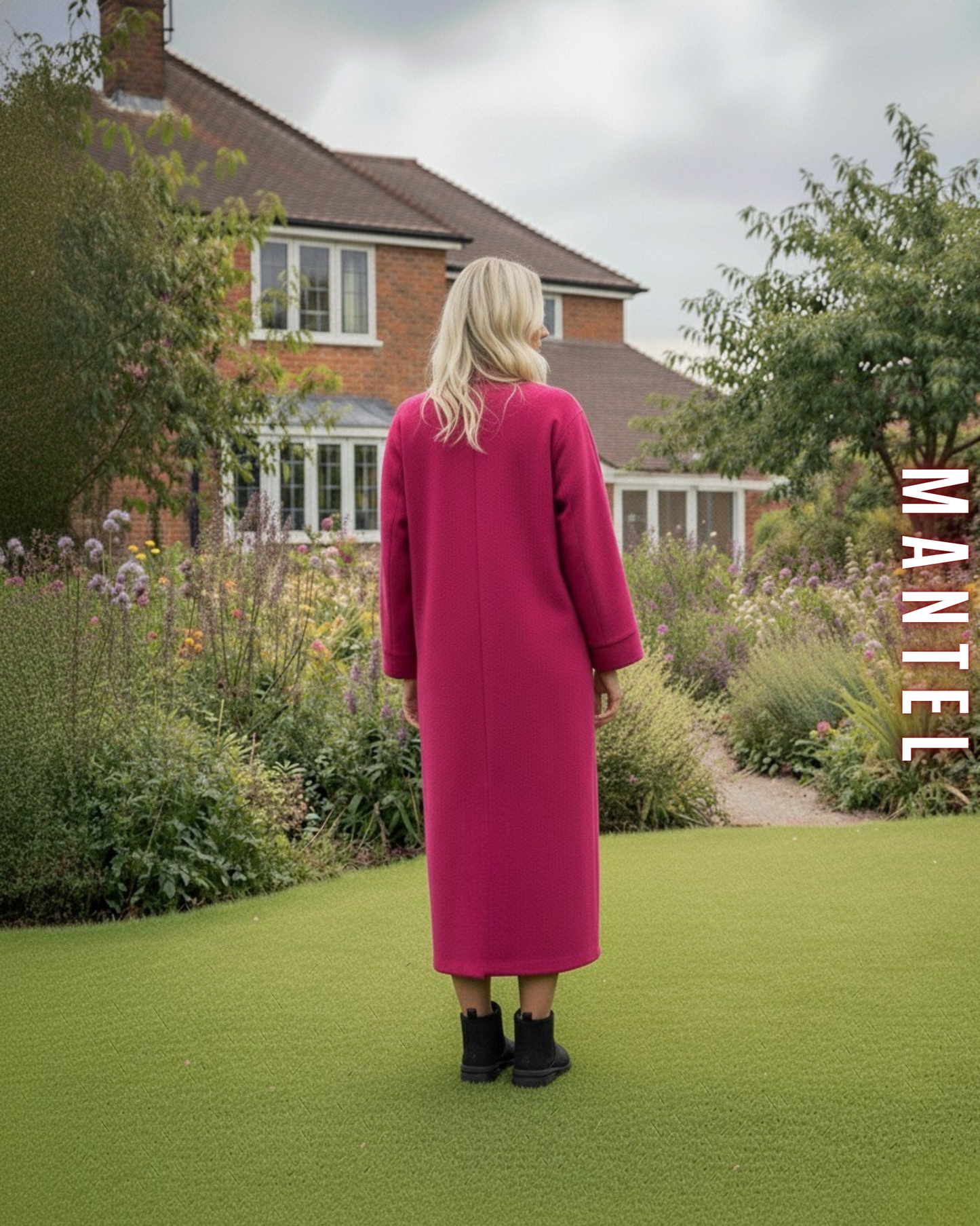 Langer Wollmantel in leuchtendem Fuchsia von hinten, im Garten