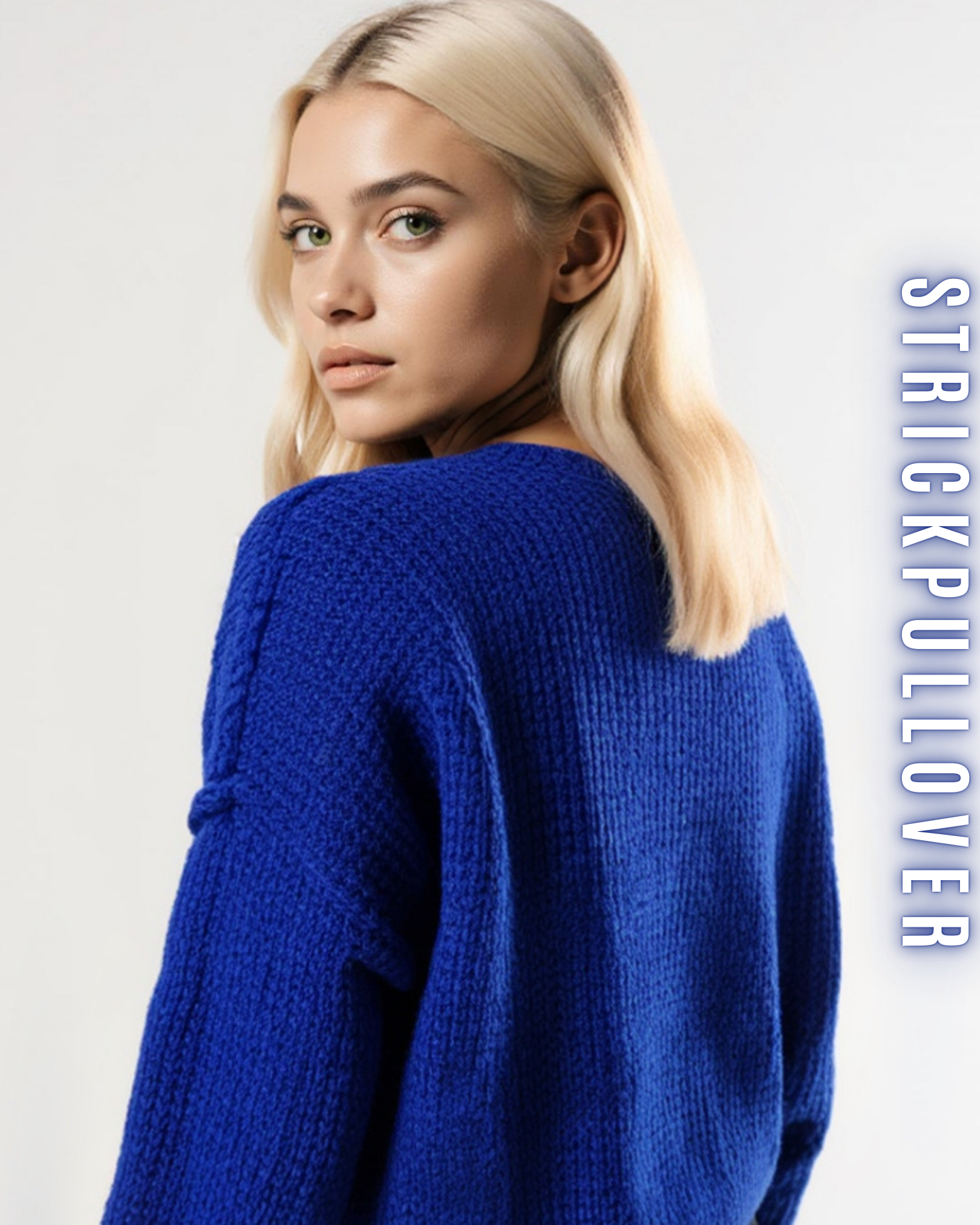 Rückansicht einer Frau, die einen königsblauen Strickpullover trägt, der eine lockere Passform hat.