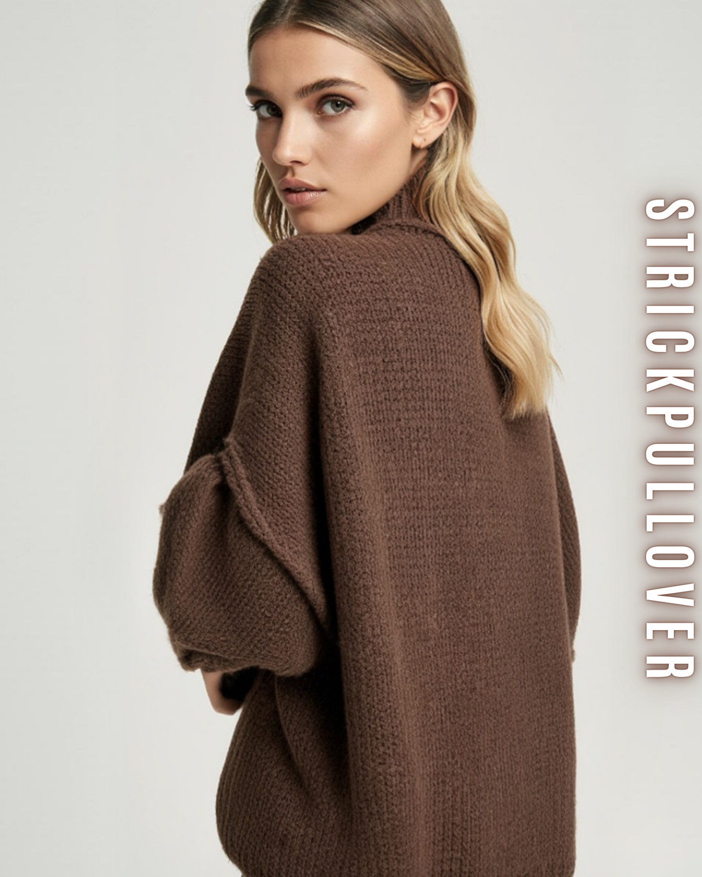 Rückansicht einer Frau, die einen kastanienbrauen Strickpullover trägt, der eine lockere Passform hat.