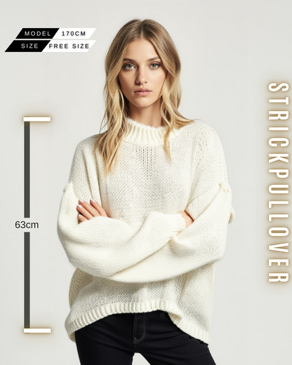 Eine Frau in einem weißen, grob gestrickten Pullover mit Stehkragen, weiten Ärmeln und mit Größe Information.