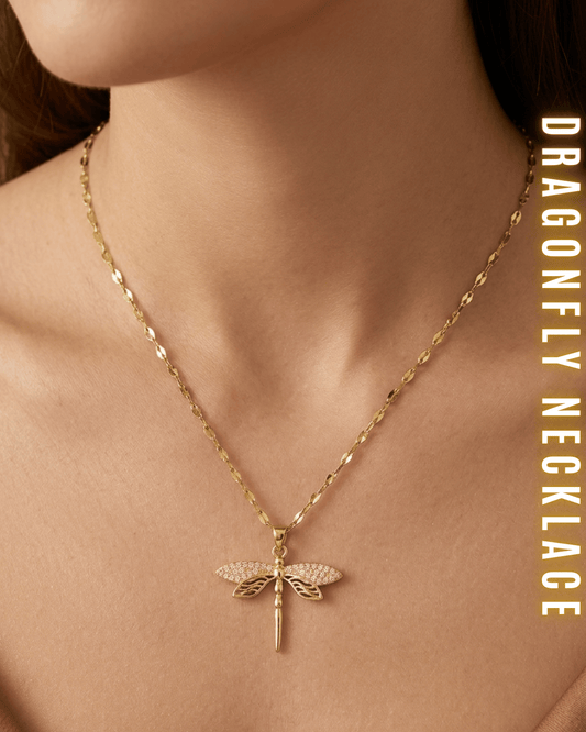 Makro-Aufnahme der Libellen-Flügel mit glitzerndem Funkenstrass-Mosaik.