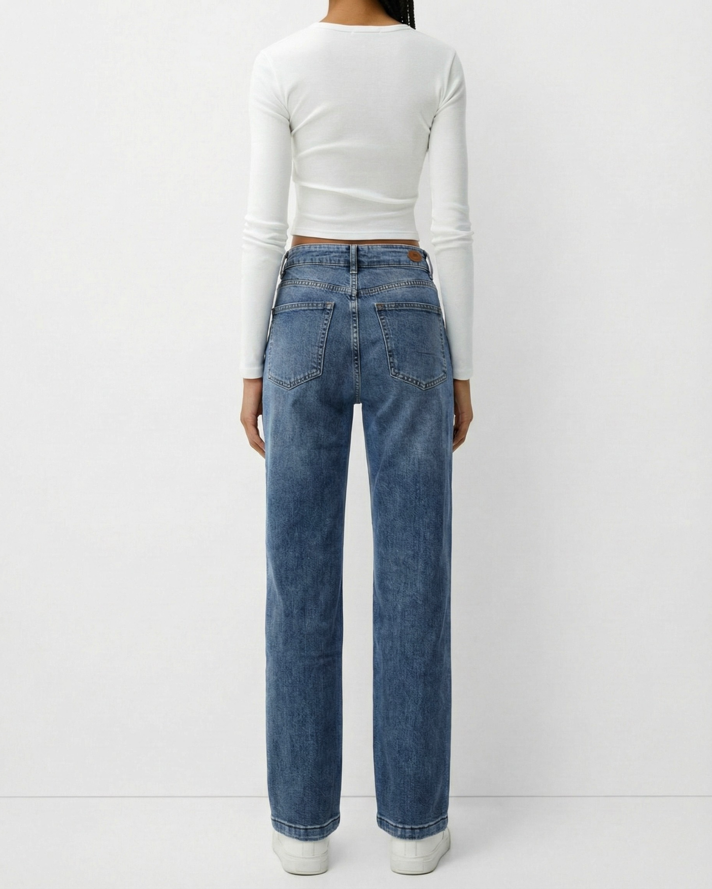 Rückansicht der blauen High-Waist Jeans mit zwei klassischen Gesäßtaschen.