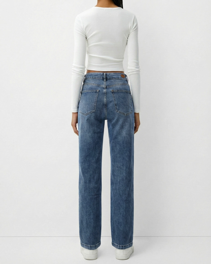 Rückansicht der blauen High-Waist Jeans mit zwei klassischen Gesäßtaschen.