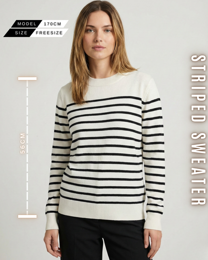 Frontansicht eines Models in einem cremeweißen Pullover mit schwarzen Streifen, inklusive Maßangabe von 56 cm Länge.