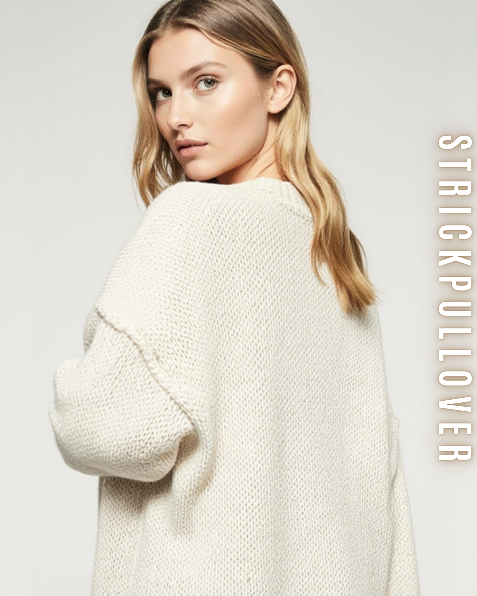 Rückansicht einer Frau, die einen beige-weißen Strickpullover trägt, der eine lockere Passform hat.