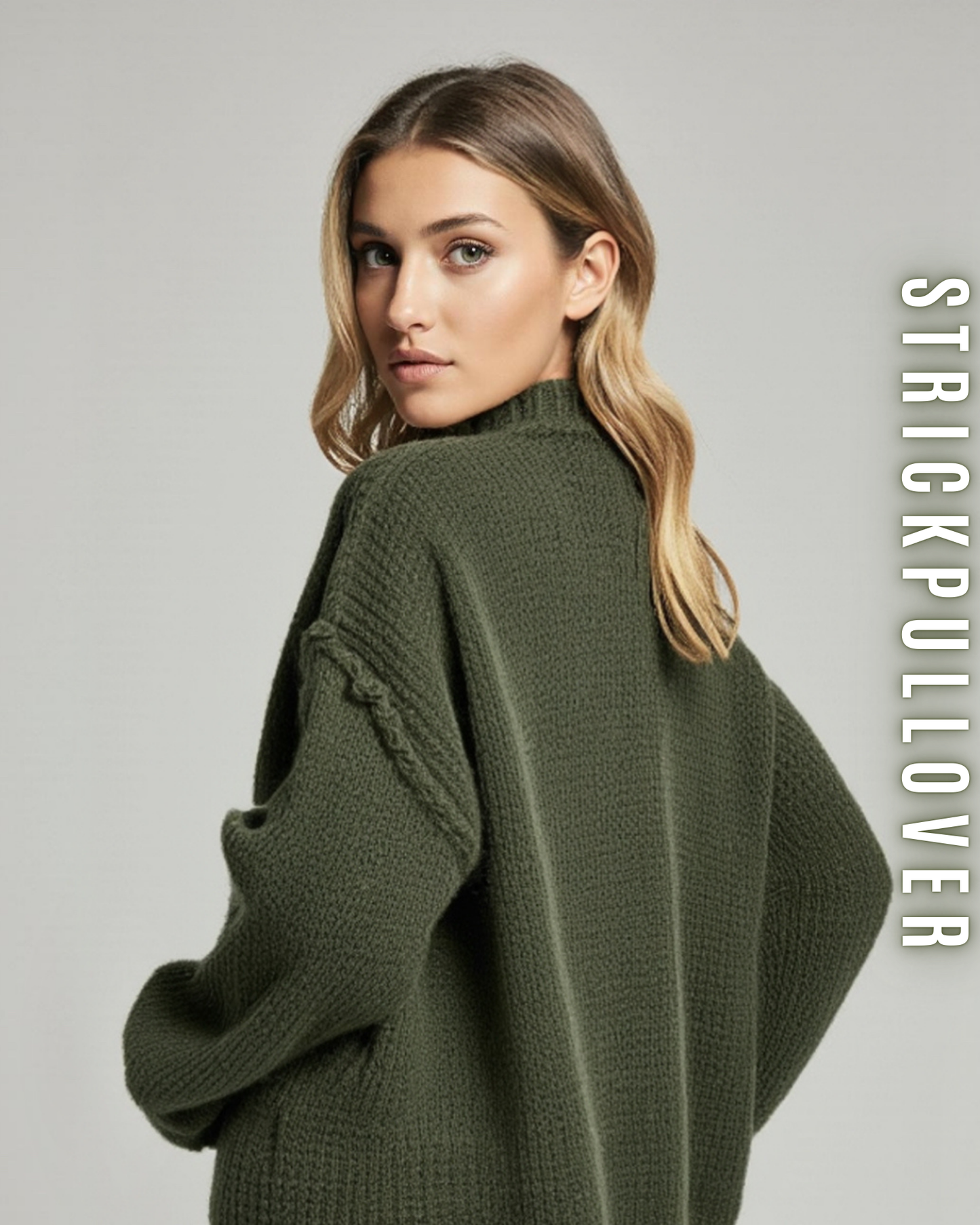 Rückansicht einer Frau, die einen tannengrünen Strickpullover trägt, der eine lockere Passform hat.