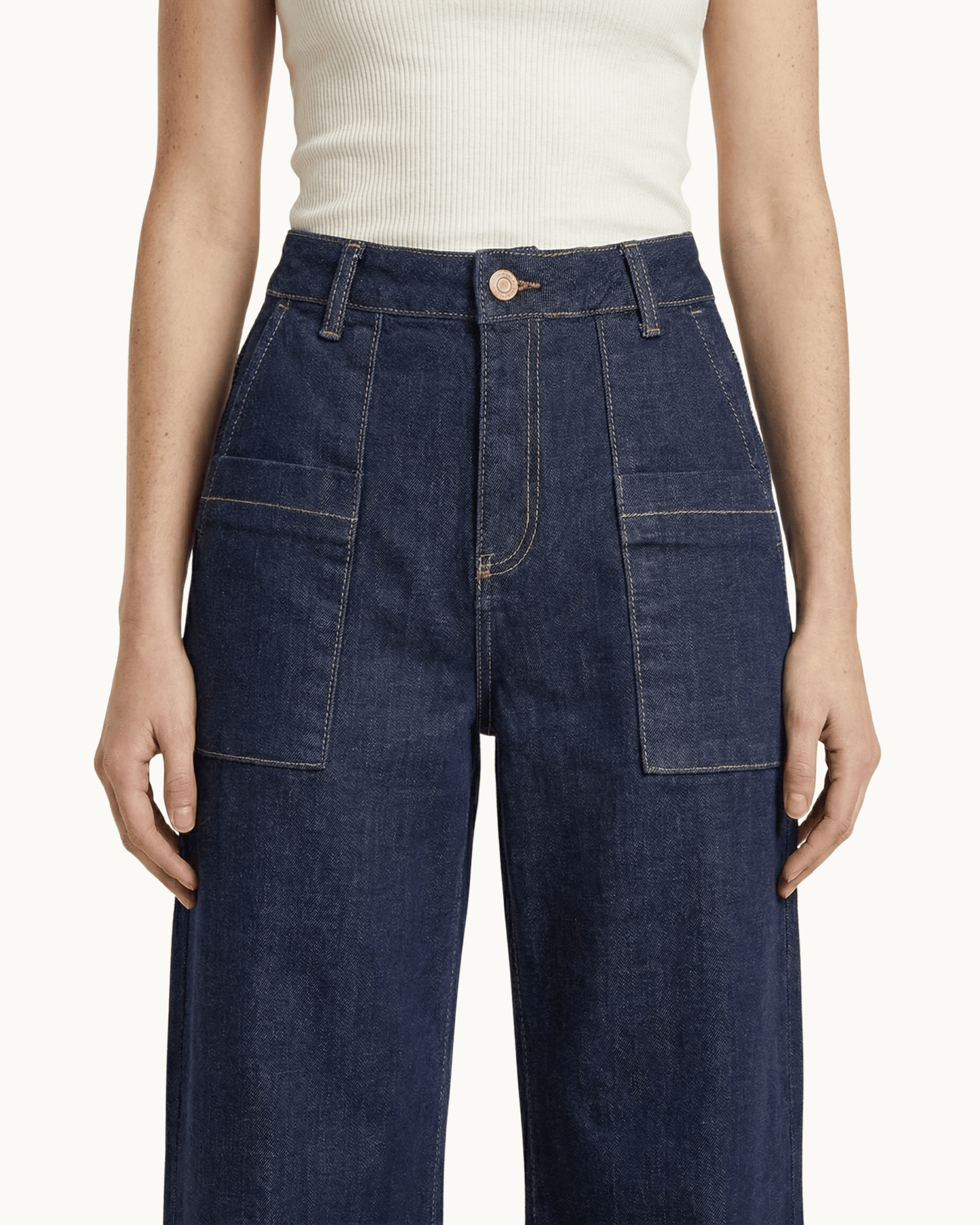 Detailansicht der Vorderseite der Jeans mit Fokus auf die großen quadratischen Taschen und den hohen Bund.