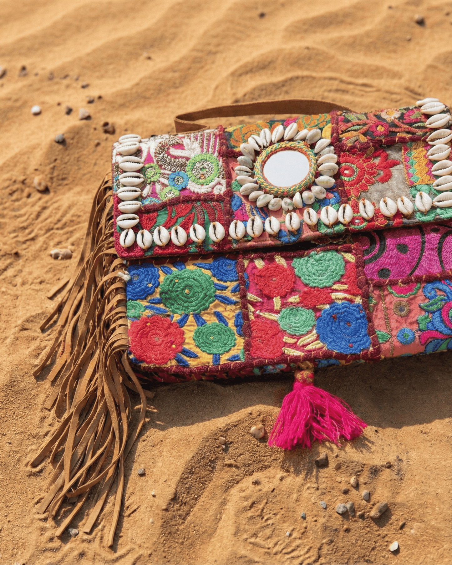 Nahaufnahme der feinen Stickereien und der dekorativen Metallverzierungen an der Taschenklappe.