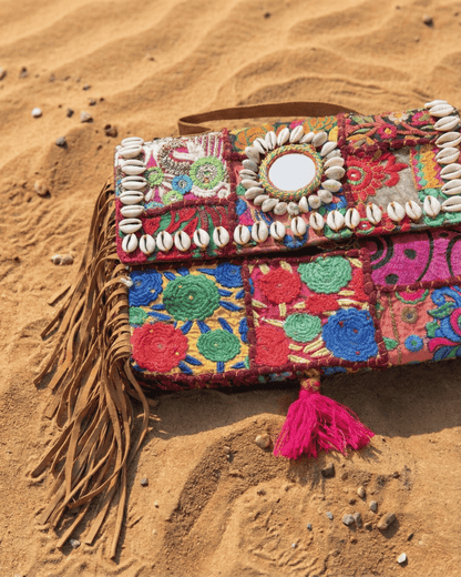 Nahaufnahme der feinen Stickereien und der dekorativen Metallverzierungen an der Taschenklappe.