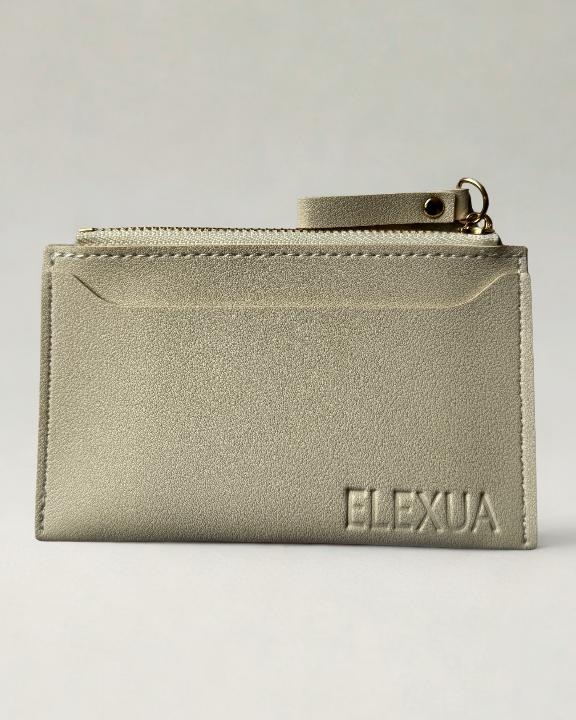 Hellgrauer Kartenhalter mit vier Kartenfächern und einem Sichtfenster. Reißverschluss an der Oberseite.