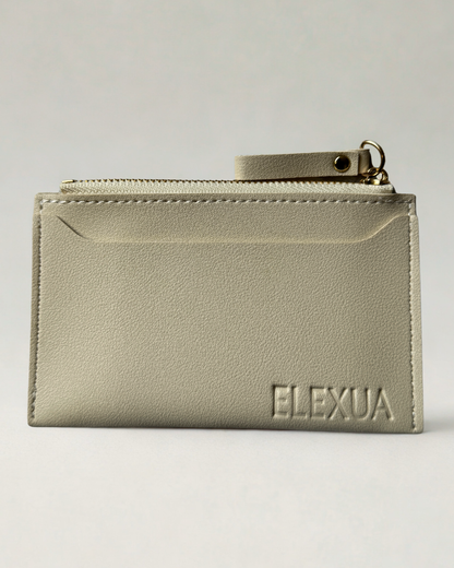 Hellgrauer Kartenhalter mit vier Kartenfächern und einem Sichtfenster. Reißverschluss an der Oberseite.