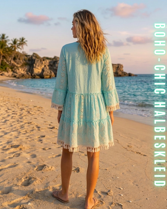 Damen Sommeroutfit 2026 mit türkisem Tunikakleid und Sandalen