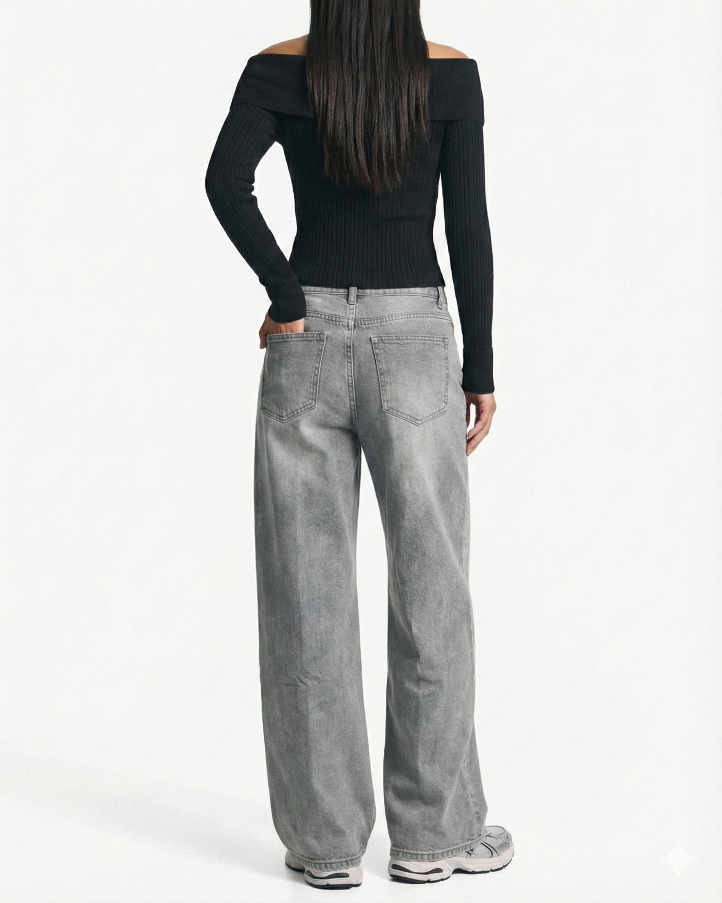 Rückansicht der weiten grauen Denim-Hose an einem Model, Fokus auf die Taschenplatzierung.