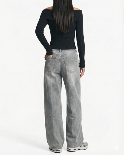 Rückansicht der weiten grauen Denim-Hose an einem Model, Fokus auf die Taschenplatzierung.