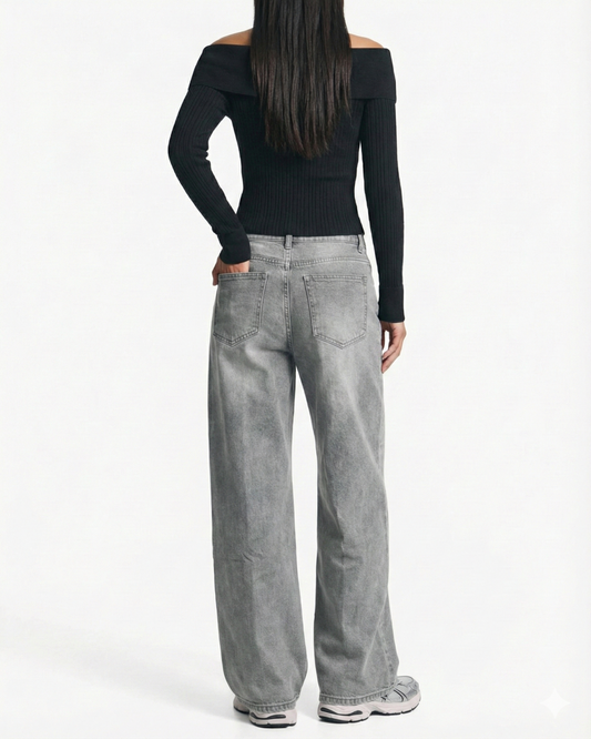 Rückansicht der weiten grauen Denim-Hose an einem Model, Fokus auf die Taschenplatzierung.