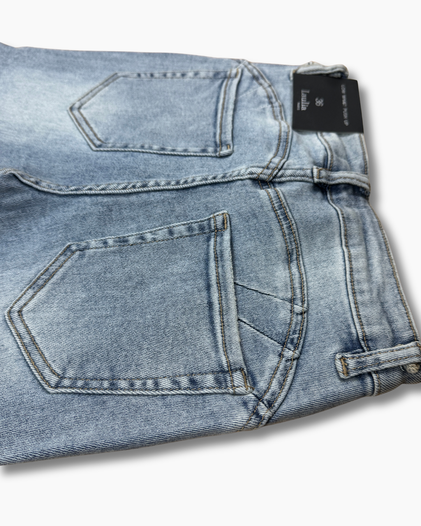 Detailaufnahme der Gesäßtaschen und des Push-Up-Nahtverlaufs einer hellblauen ELEXUA Jeans.
