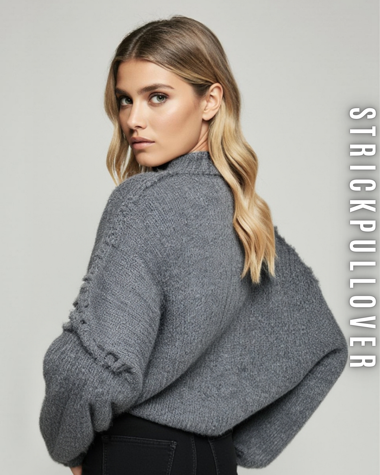 Rückansicht einer Frau, die einen grauen Strickpullover trägt, der eine lockere Passform hat.