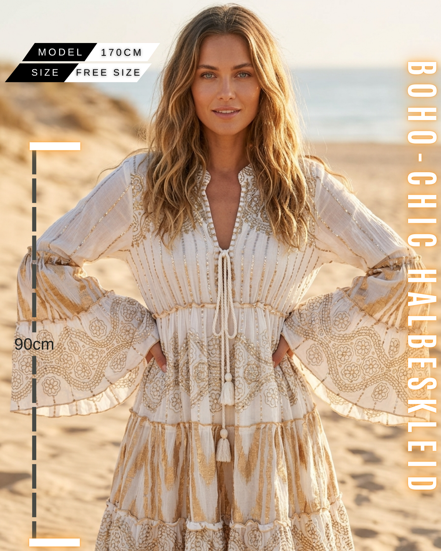 Frontale Vollansicht einer Frau am Strand mit einem weißen Boho-Chic-Halbkleid mit goldener Stickerei und gestuftem Rock. Grafiken zeigen Größe FREE SIZE, Länge 90cm und Körpergröße 170cm. Vertikaler Text: BOHO-CHIC HALBESKLEID.