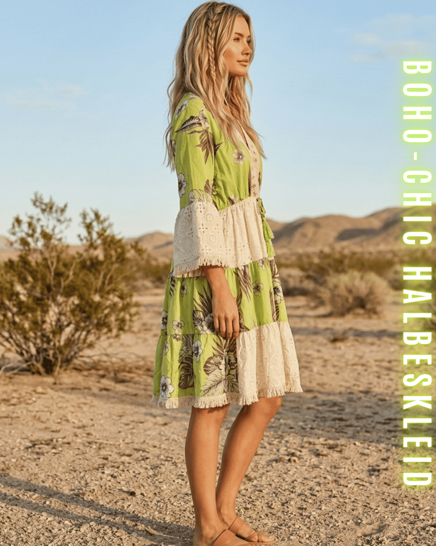 Seitenansicht des grünen Stufenkleids mit Glockenärmeln aus weißer Eyelet-Spitze.