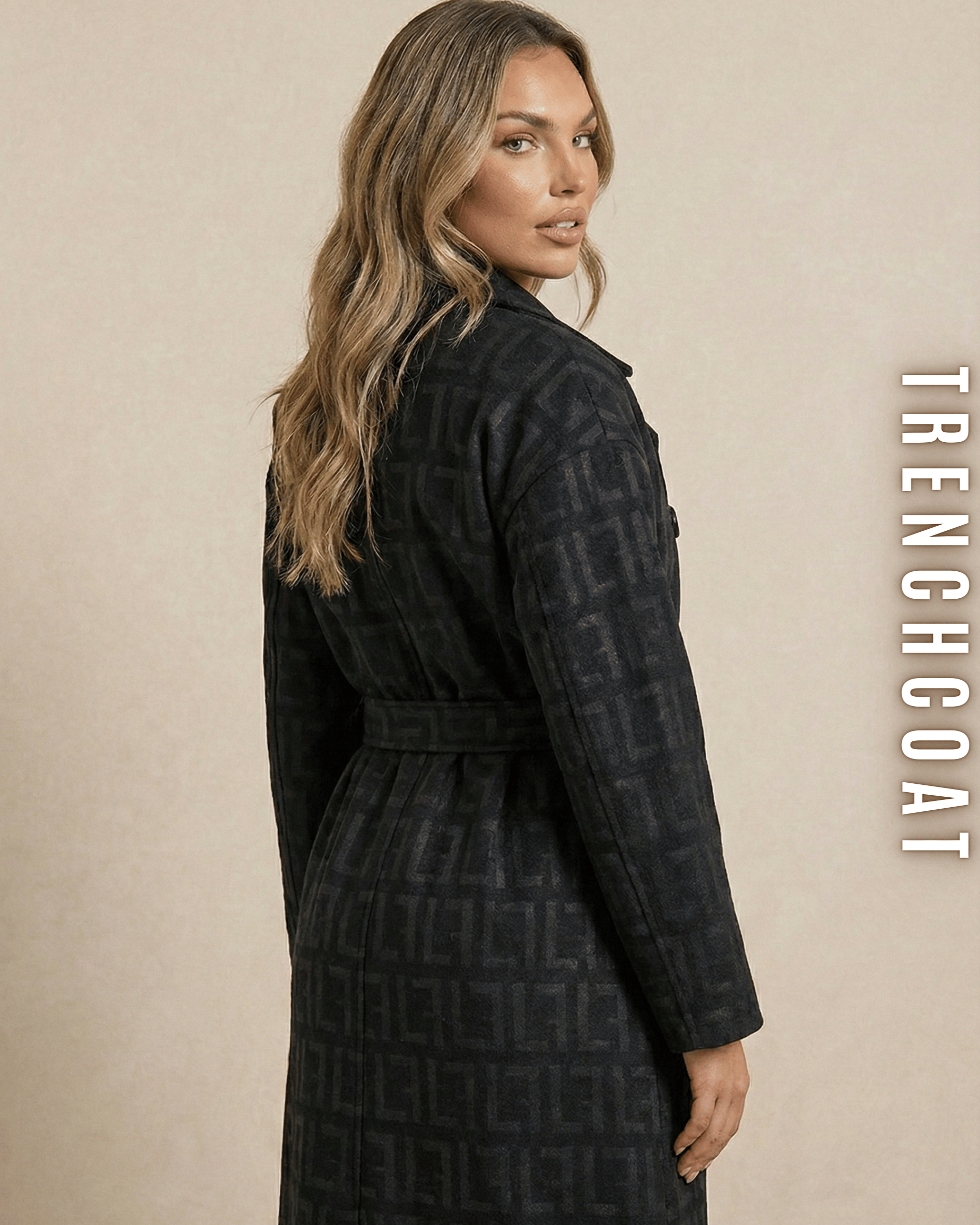 Rückansicht des schwarzen Monogramm-Mantels, zeigt die strukturierte Stoffqualität und den Gürtel.