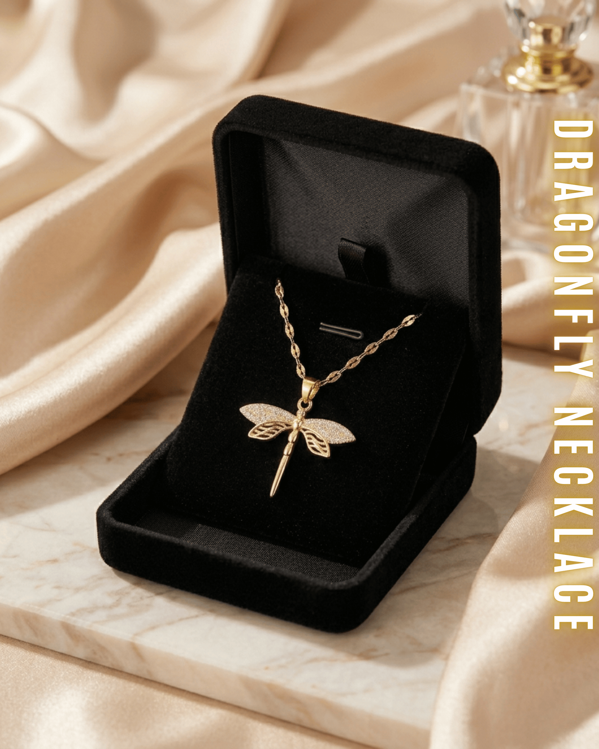 Die goldene Halskette „Crystal Wing“ sicher präsentiert in einer schwarzen Samtbox.