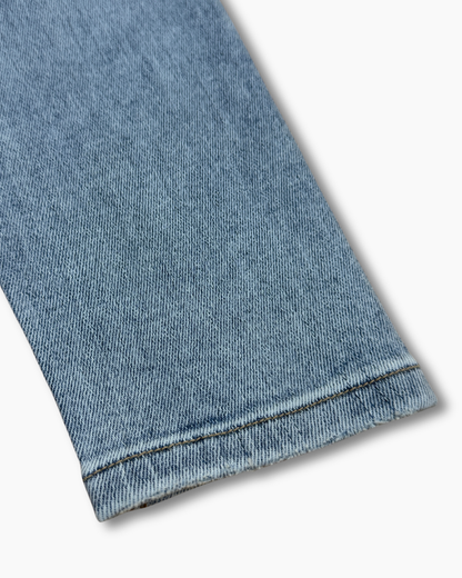 Detailansicht des Saums einer hellblauen ELEXUA Skinny Jeans, die die Denim-Textur zeigt.
