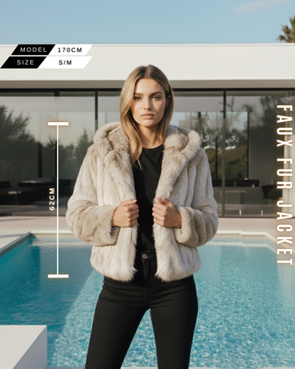 Frontansicht einer Dame in einem beigefarbenen/hellen Faux Fur Kurzmantel mit Kapuze. Größeninformation eingeblendet: Model 170cm, Jackenlänge 62cm.