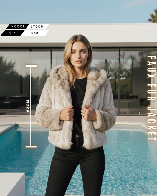 Frontansicht einer Dame in einem beigefarbenen/hellen Faux Fur Kurzmantel mit Kapuze. Größeninformation eingeblendet: Model 170cm, Jackenlänge 62cm.