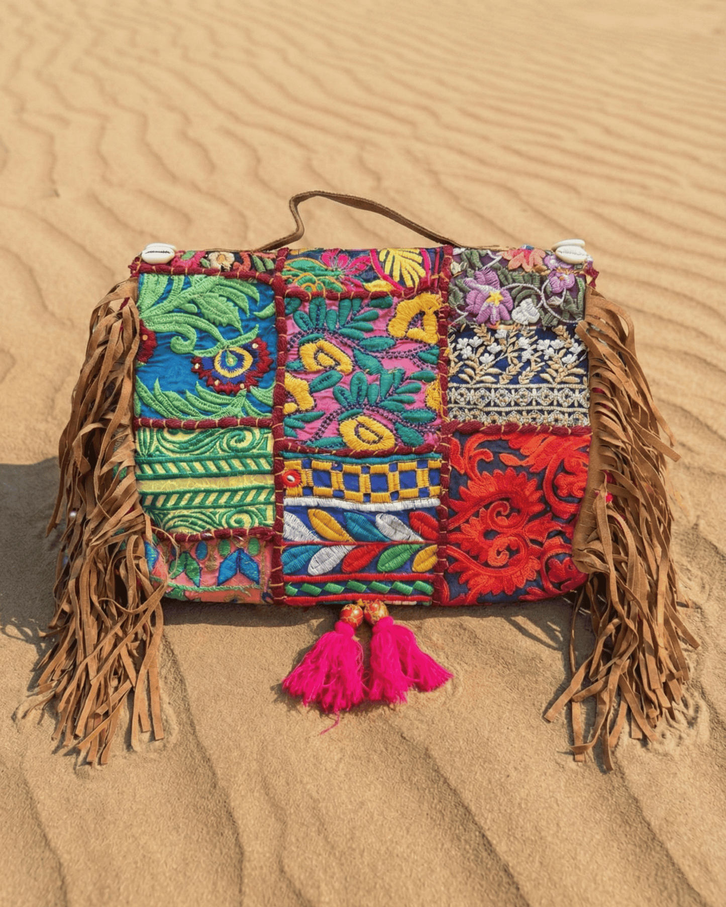 Mittlere Banjara-Umhängetasche mit bunten Stickereien und runden Spiegeln auf weißem Hintergrund.
