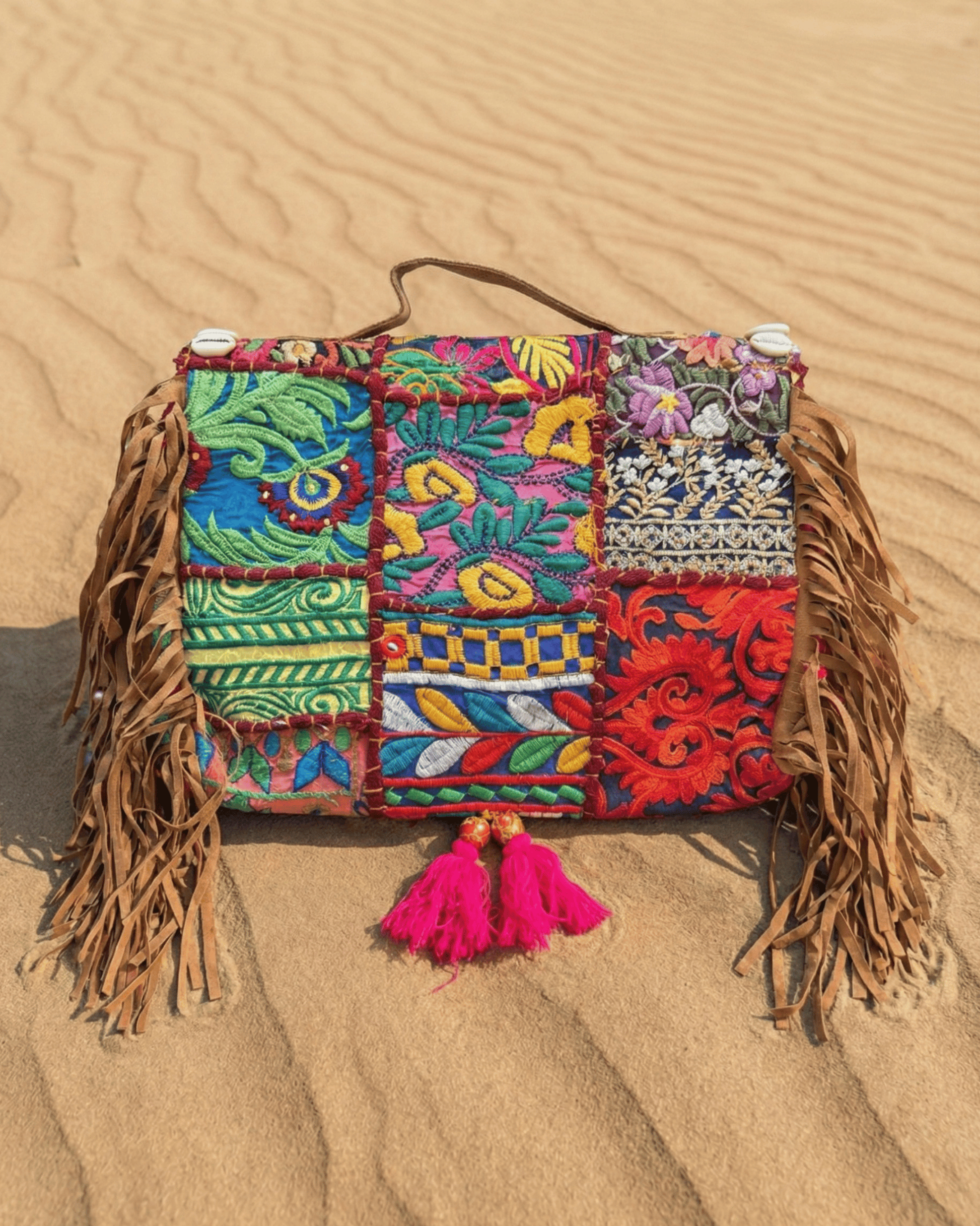 Mittlere Banjara-Umhängetasche mit bunten Stickereien und runden Spiegeln auf weißem Hintergrund.
