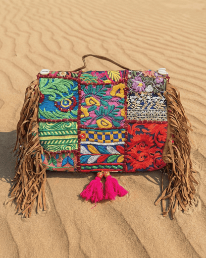 Mittlere Banjara-Umhängetasche mit bunten Stickereien und runden Spiegeln auf weißem Hintergrund.