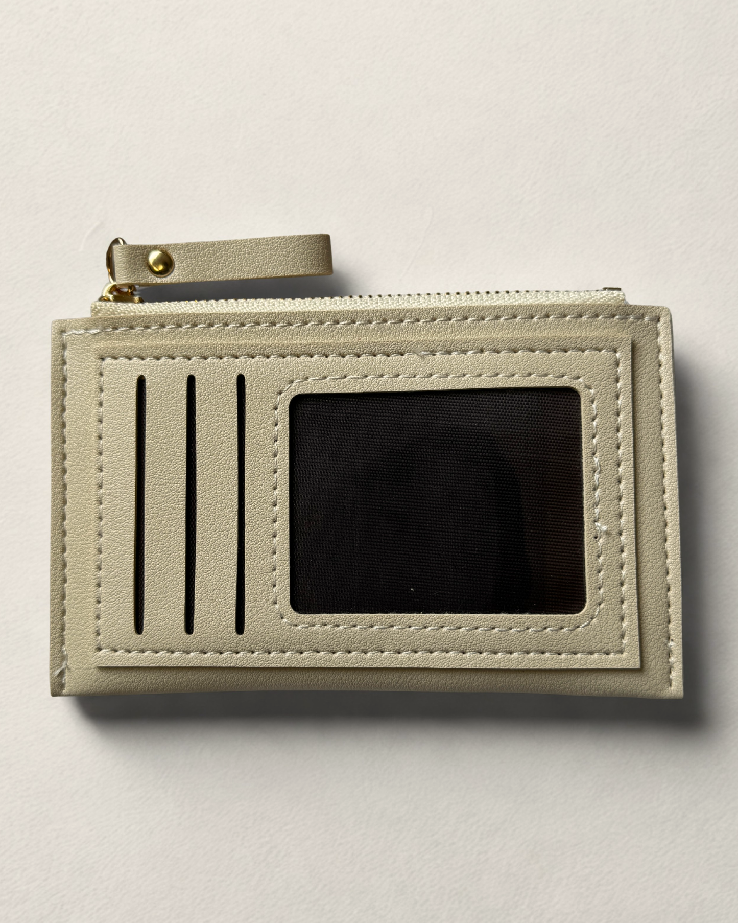 Hellgrauer Kartenhalter von ELEXUA mit einem Reißverschluss an der Oberseite und geprägtem ELEXUA Logo auf der Rückseite.