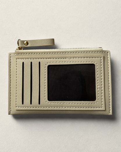 Hellgrauer Kartenhalter von ELEXUA mit einem Reißverschluss an der Oberseite und geprägtem ELEXUA Logo auf der Rückseite.