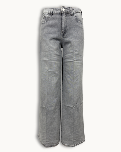 Freigestellte Frontansicht der grauen Wide-Leg Jeans mit sichtbarer Bügelfalte.