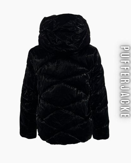 Schwarze, glänzende Pufferjacke von hinten mit Chevron-Steppung und Kapuze