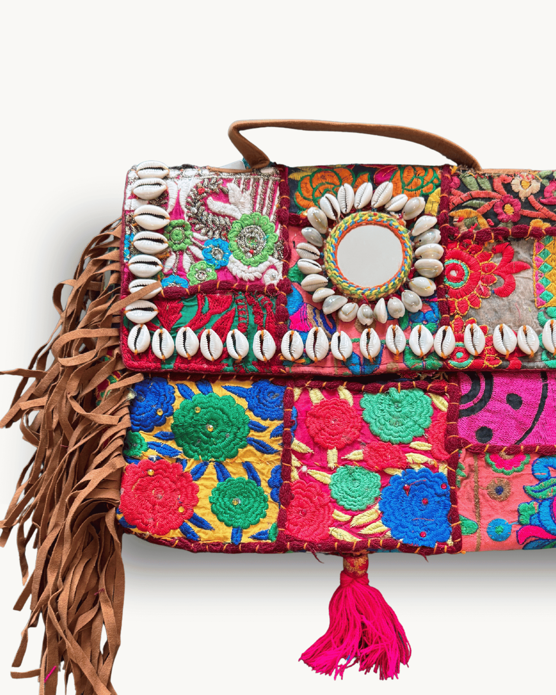 Mittlere Banjara-Umhängetasche mit bunten Stickereien und runden Spiegeln auf weißem Hintergrund.