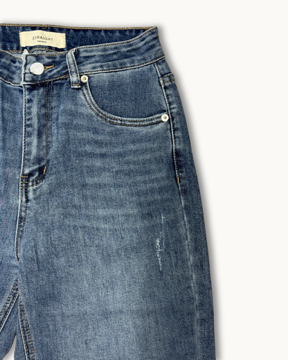 Nahaufnahme des Hosenbunds und der vorderen Tasche der Denim-Jeans mit sichtbarem "Straight"-Label.
