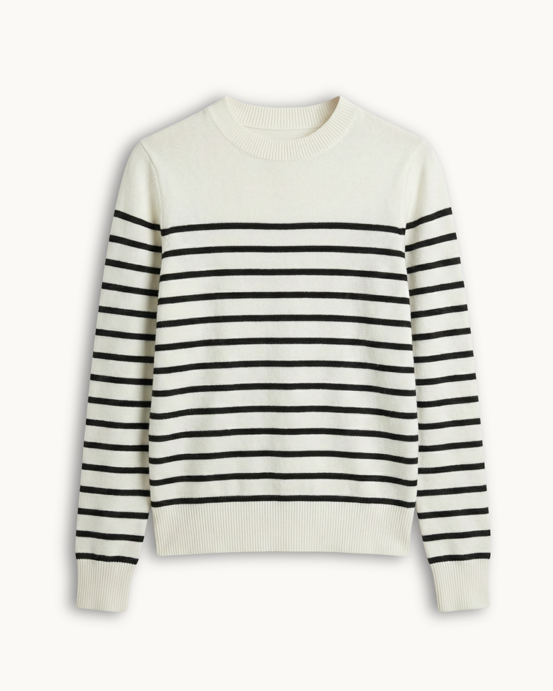 Produktfoto des gestreiften Pullovers flach liegend auf weißem Hintergrund.