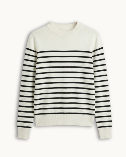 Produktfoto des gestreiften Pullovers flach liegend auf weißem Hintergrund.