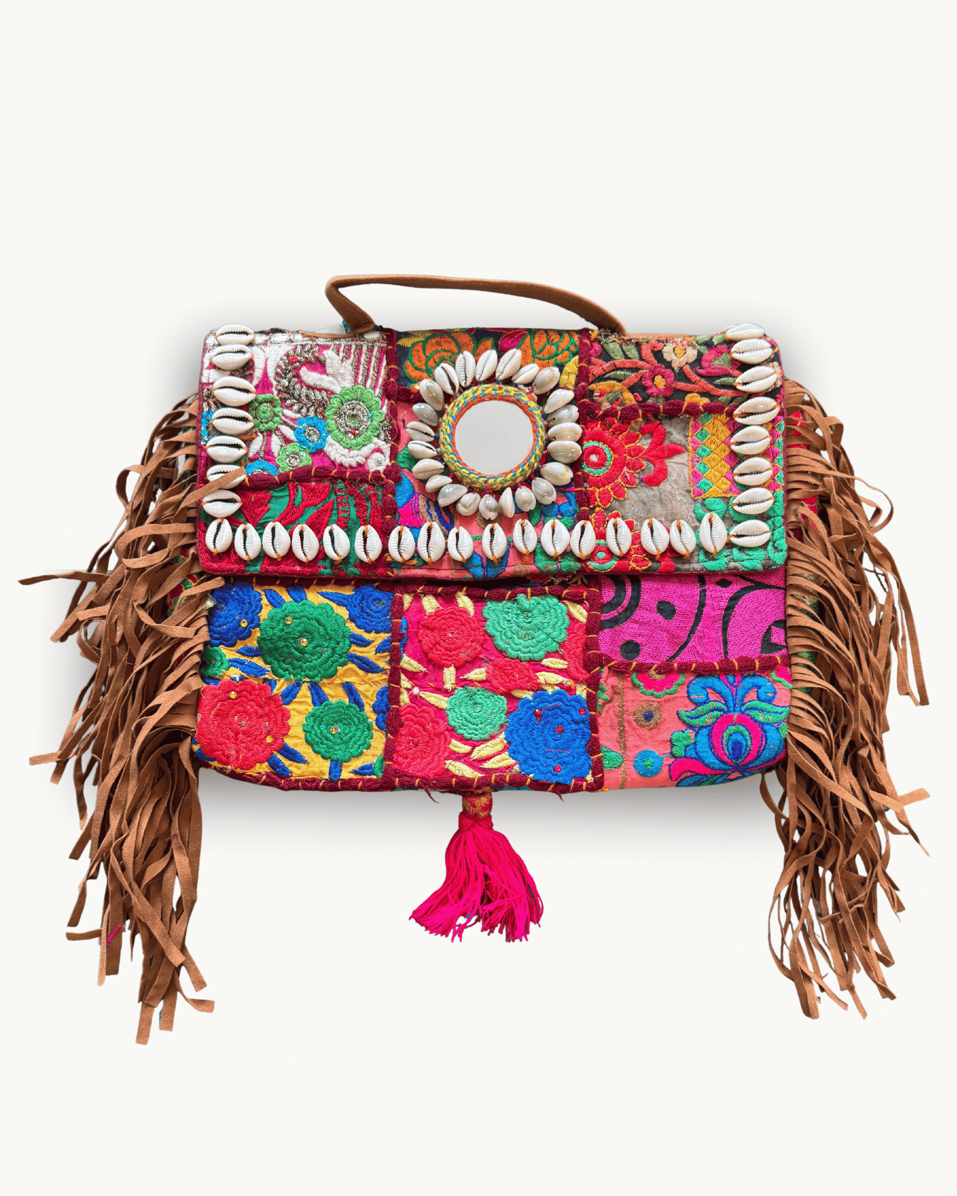 Mittlere Banjara-Umhängetasche mit bunten Stickereien und runden Spiegeln auf weißem Hintergrund.