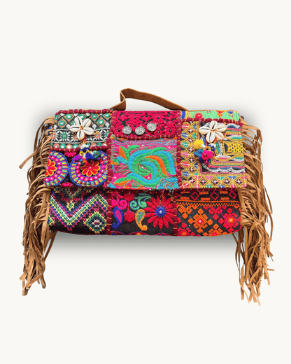 Große, bunte Banjara Tote Bag mit floralen Stickmustern und Spiegeln auf weißem Hintergrund.