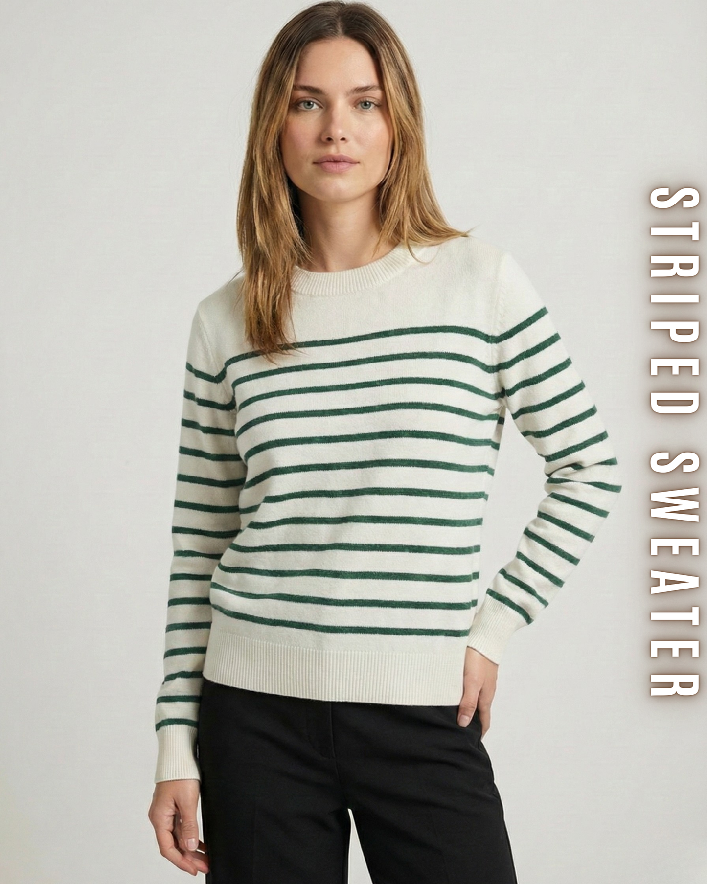 Frontansicht eines Models in einem cremeweißen Pullover mit grünen Streifen.