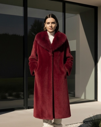 Model trägt den langen Kunstpelzmantel "Soft Touch" in Weinrot, Ansicht von vorne.