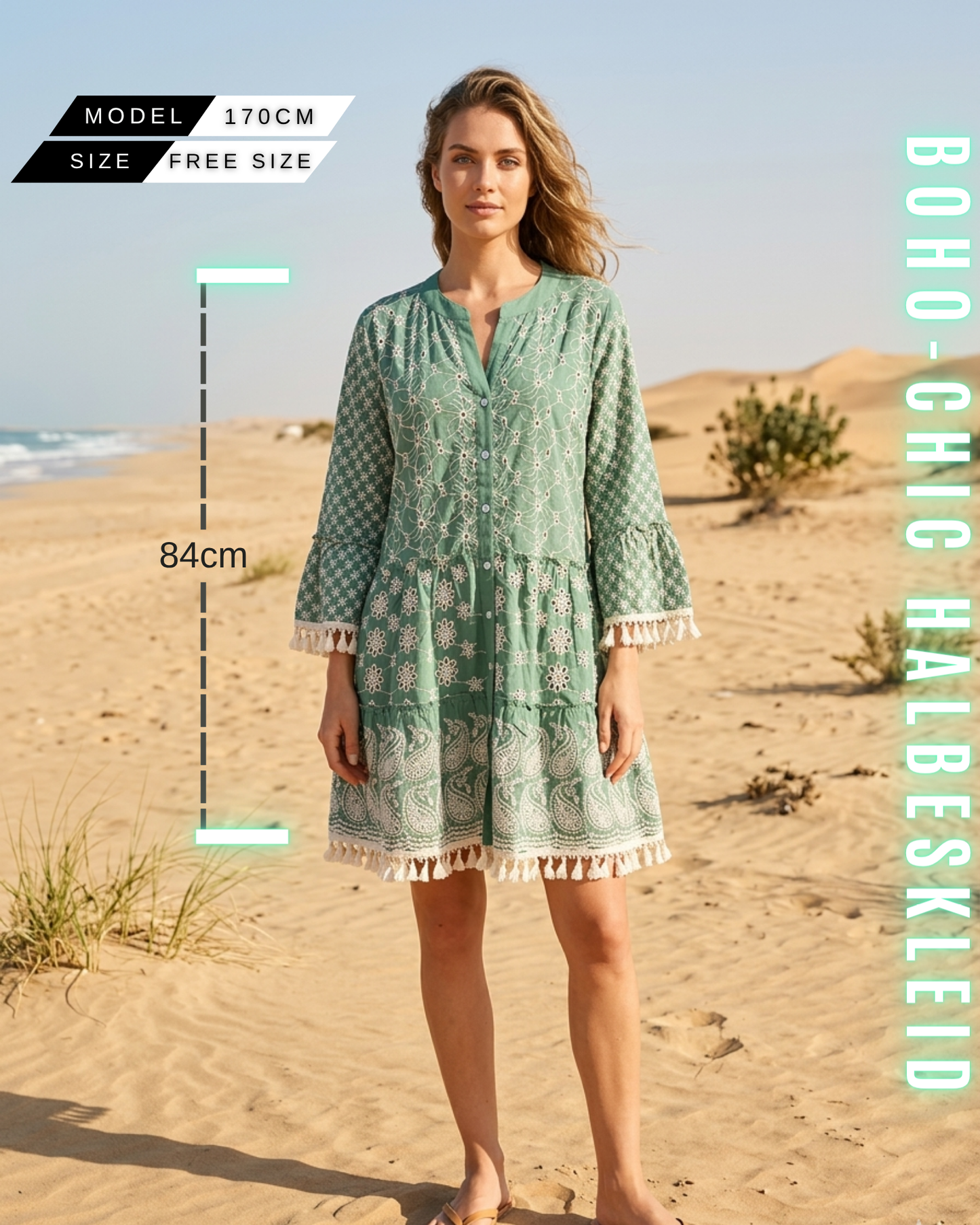 Salbeigrünes Boho-Minikleid am Strand, Frontansicht mit Maßen (Länge 84cm, Free Size, Model 170cm), weißer Lochstickerei und Fransensaum.