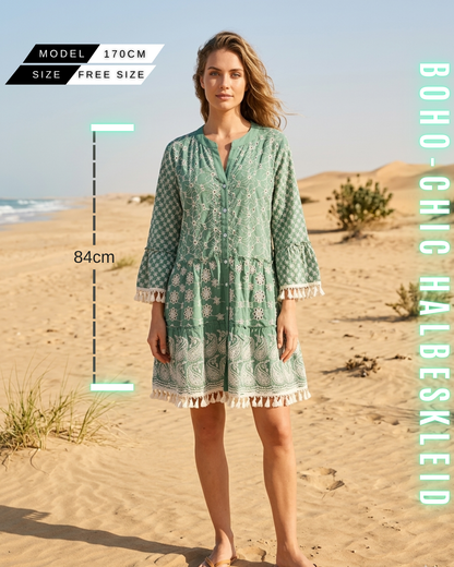 Salbeigrünes Boho-Minikleid am Strand, Frontansicht mit Maßen (Länge 84cm, Free Size, Model 170cm), weißer Lochstickerei und Fransensaum.
