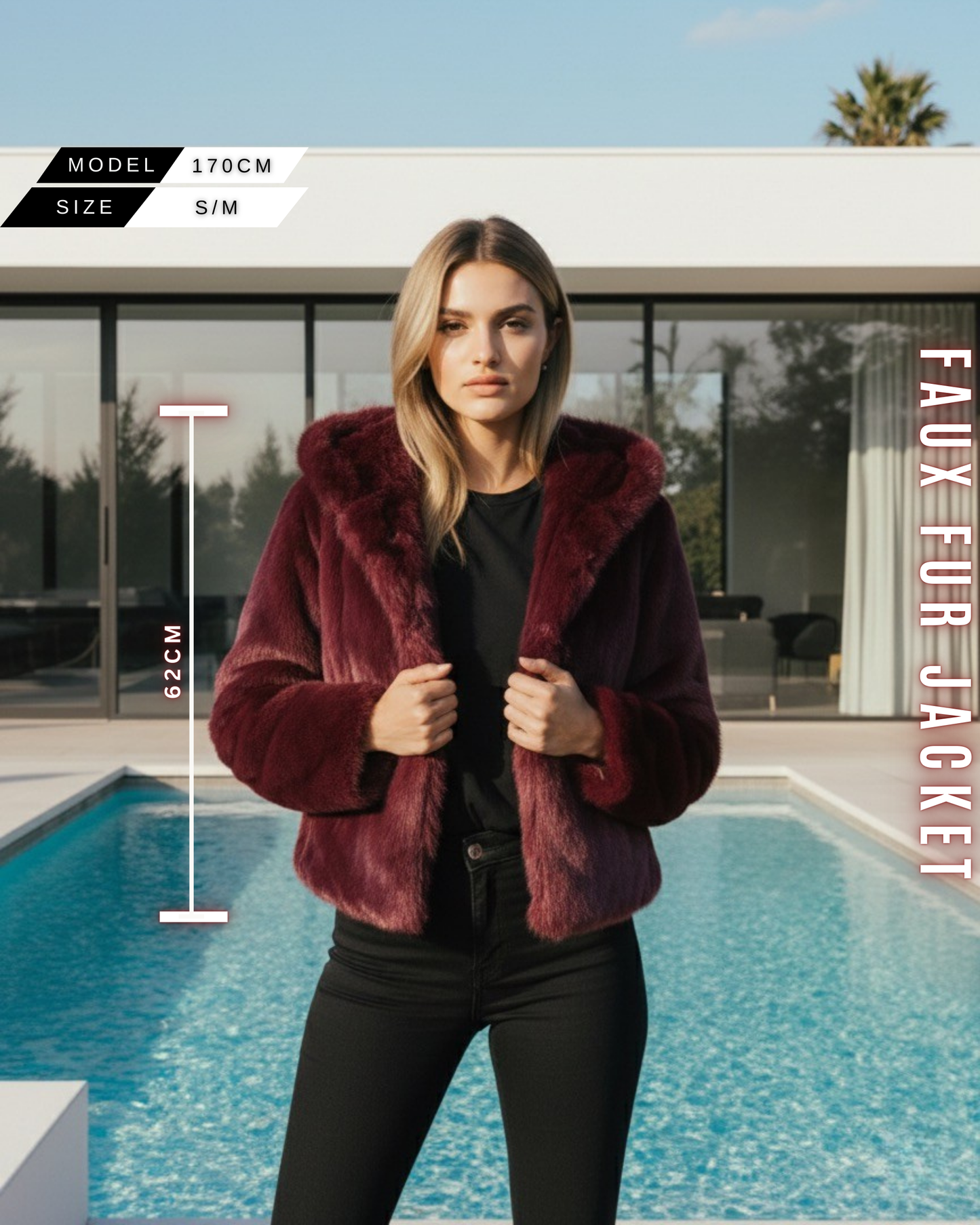 Frontansicht einer Dame in einem burgunderroten Faux Fur Kurzmantel mit Kapuze. Größeninformation eingeblendet: Model 170cm, Jackenlänge 62cm.