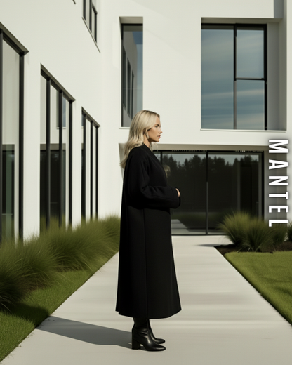 Seitenansicht des langen schwarzen Wollmantels im Oversize-Schnitt